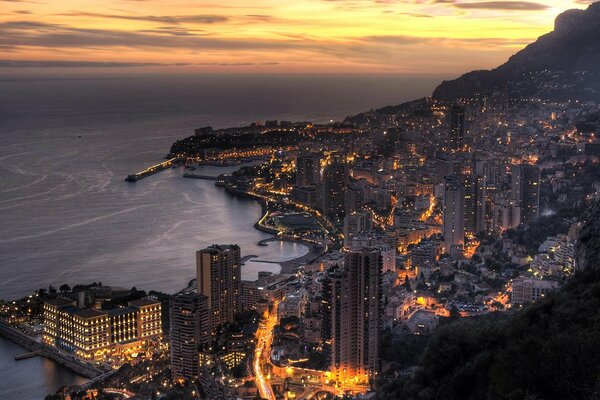 Fotografía de una ciudad nocturna junto al mar