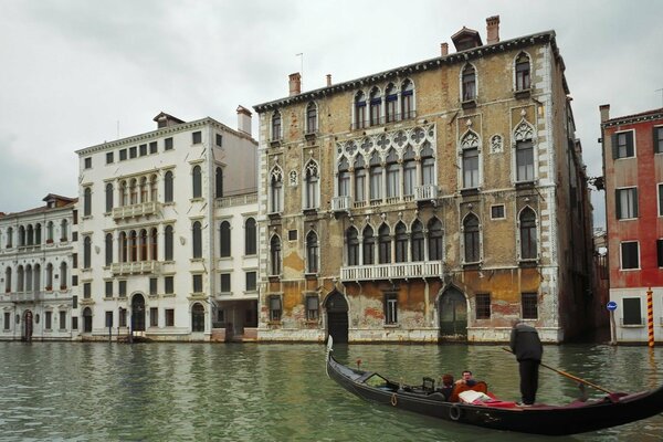 Venedig Segelt eine Gondel mit einem Mann