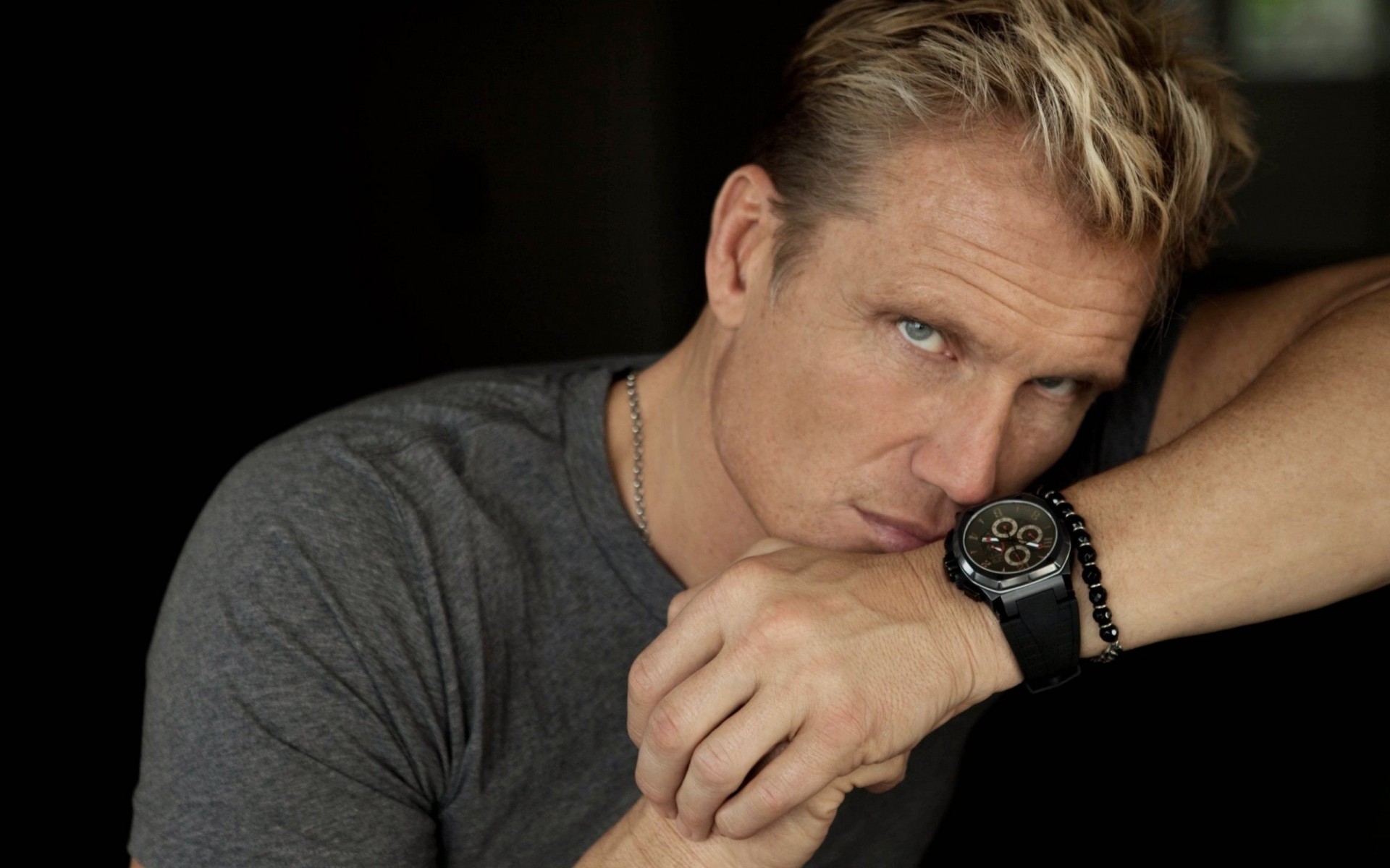 sesión de fotos sueco hombre dolph lundgren rubia actor famoso