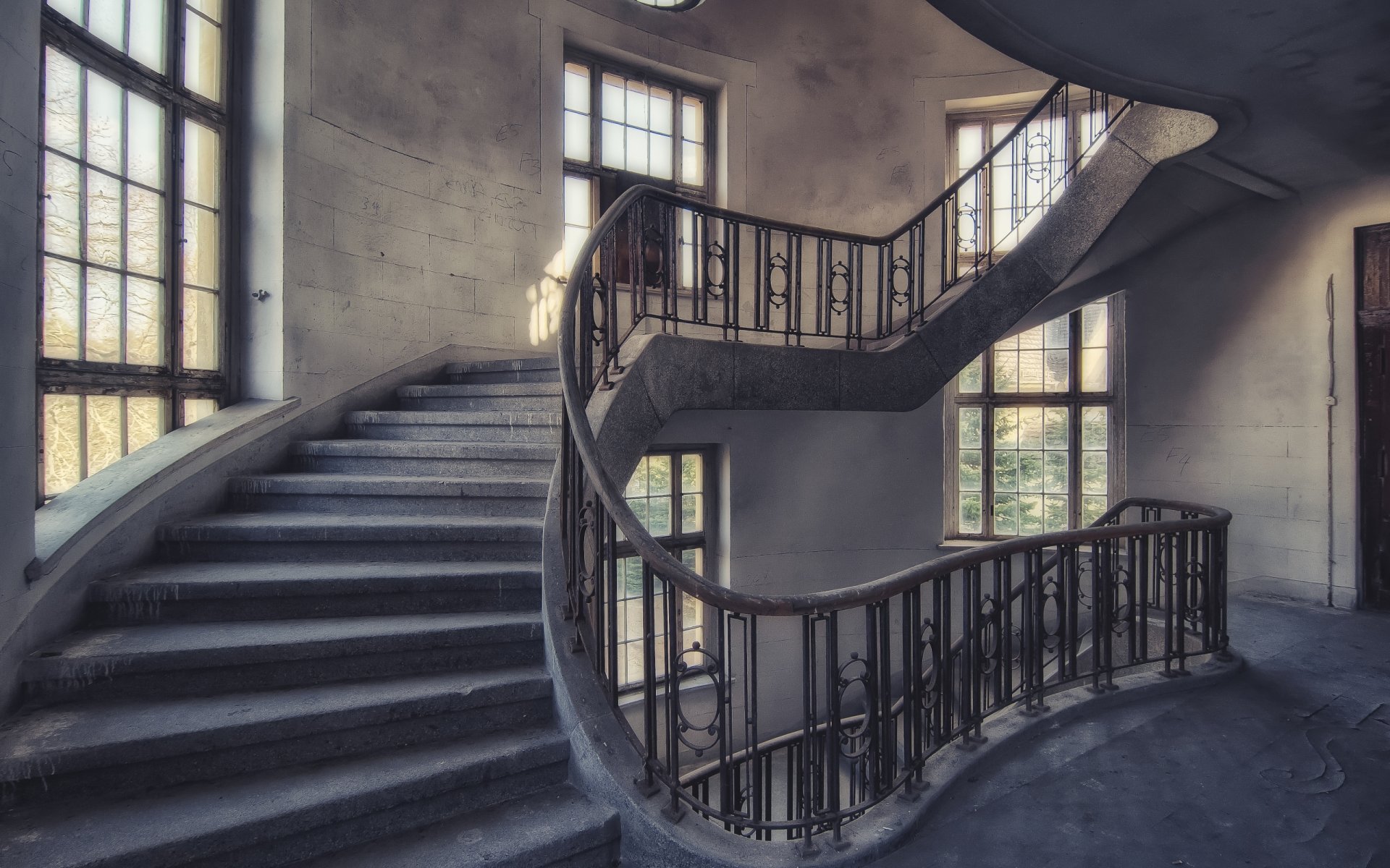 escaleras paredes ventanas