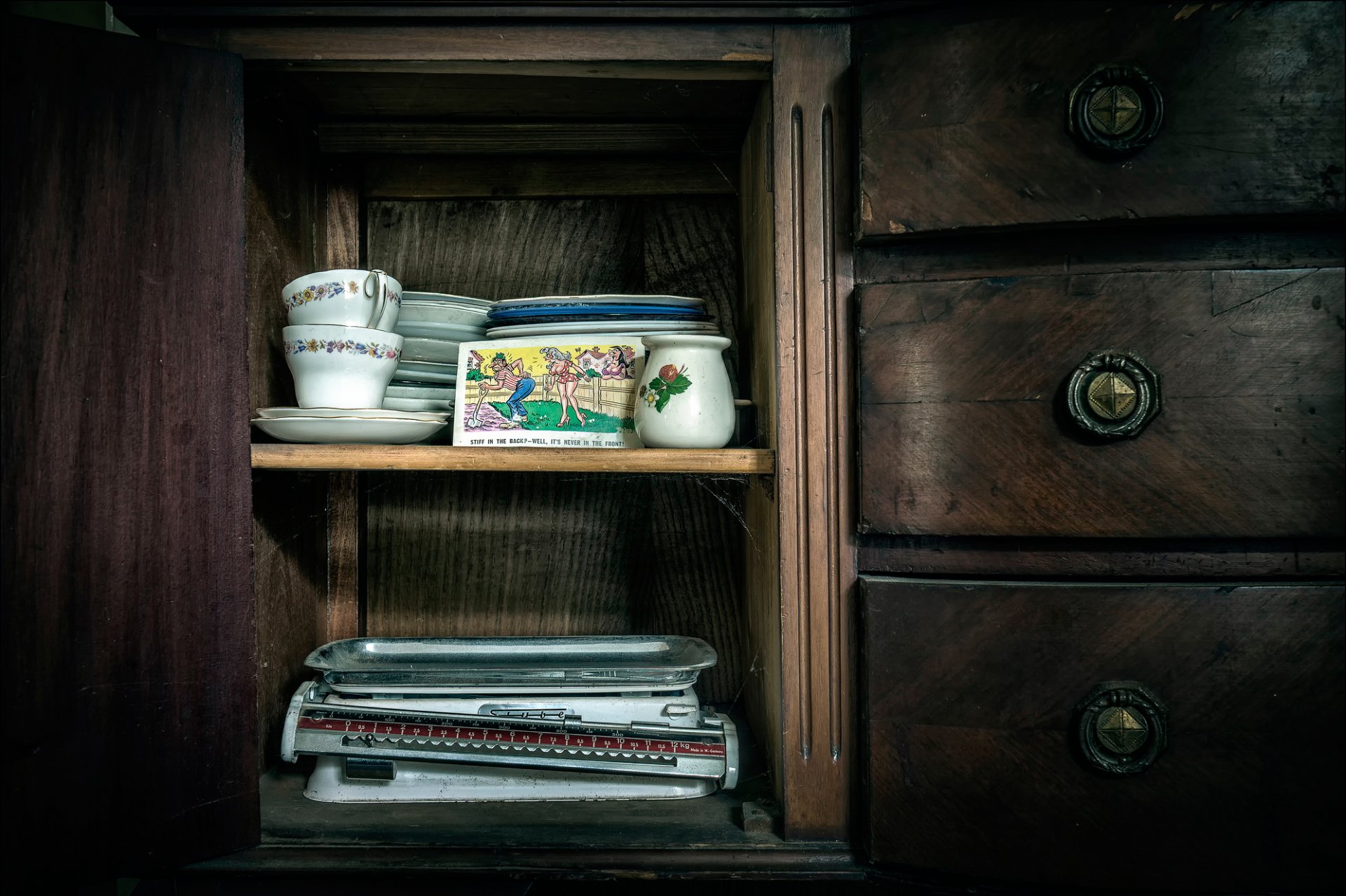 buffet armoire tasses balance carte postale