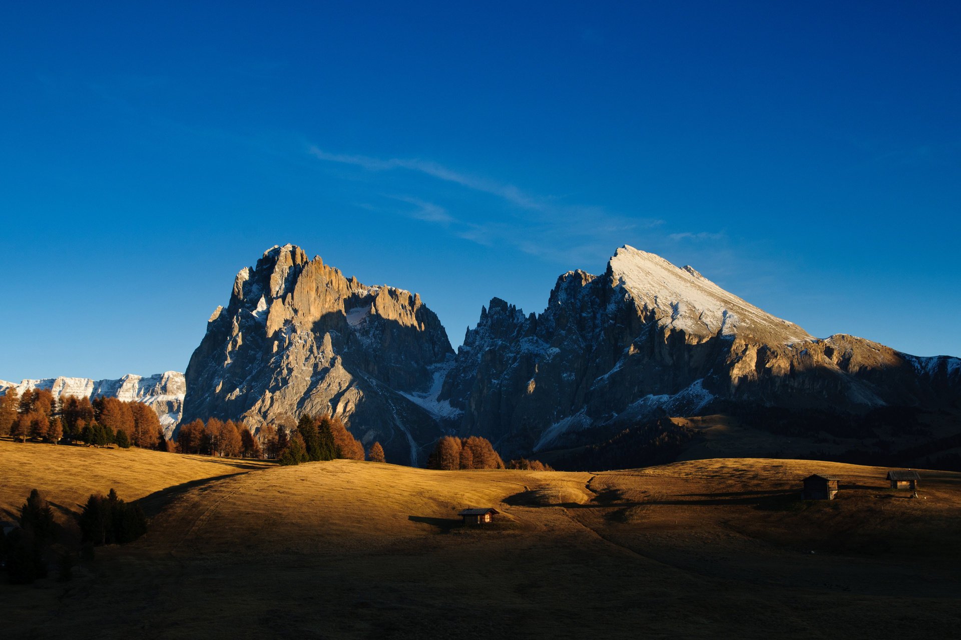 montagnes maison ombre ciel