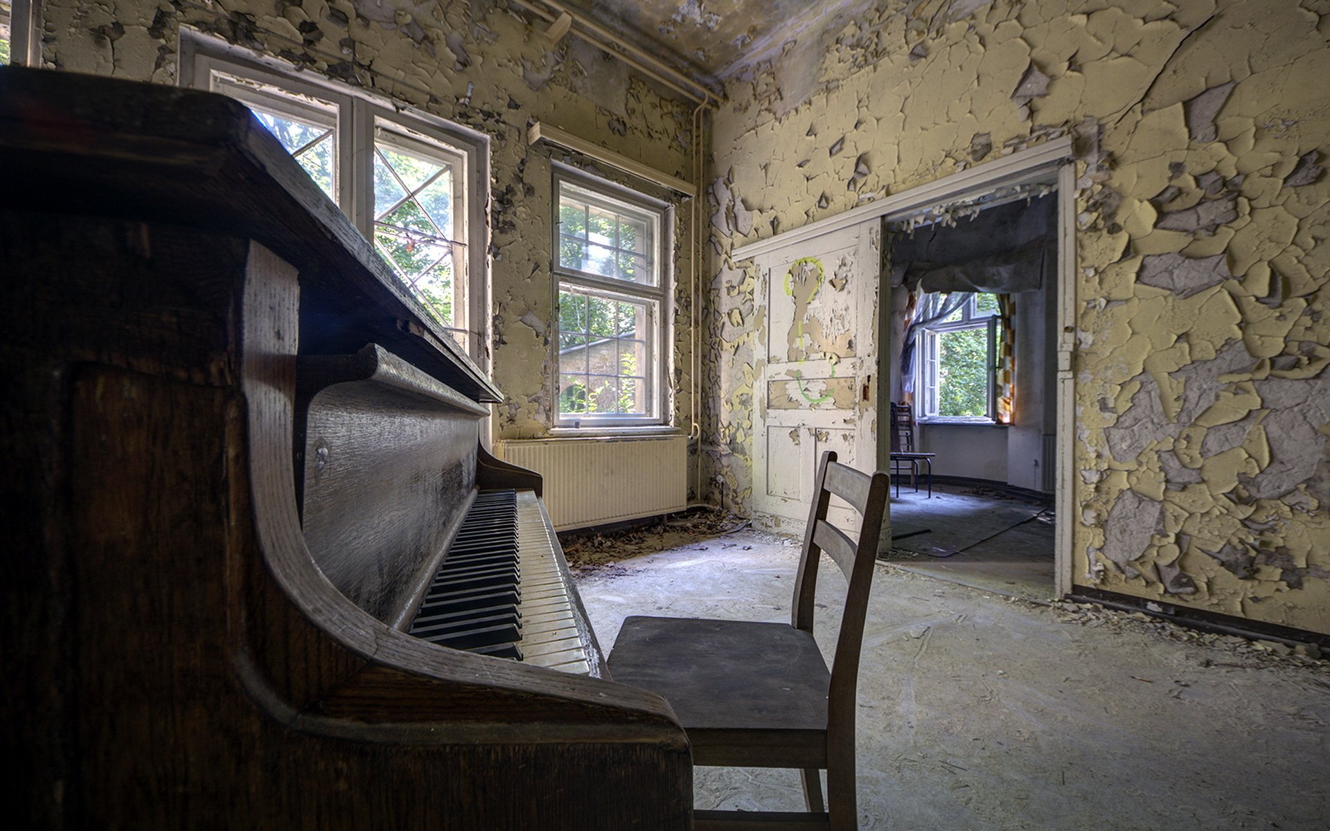 piano fond chaise fenêtre