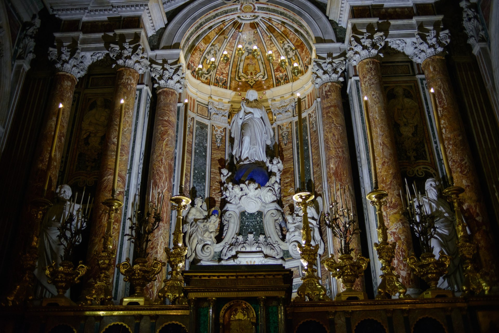 cathédrale architecture colonne sculpture religion pénombre