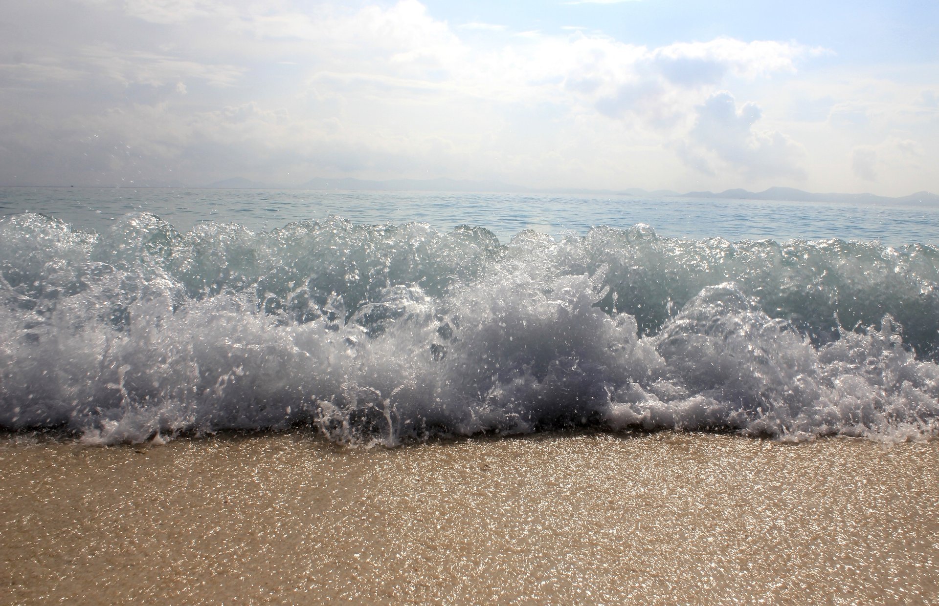 mare schiuma nuvole cielo onda