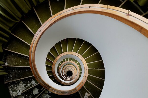 Escaleras abajo con estepas verdes