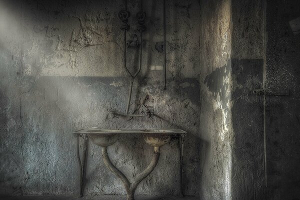 Waschbecken in einem verlassenen Gebäude. Gruseliges Interieur