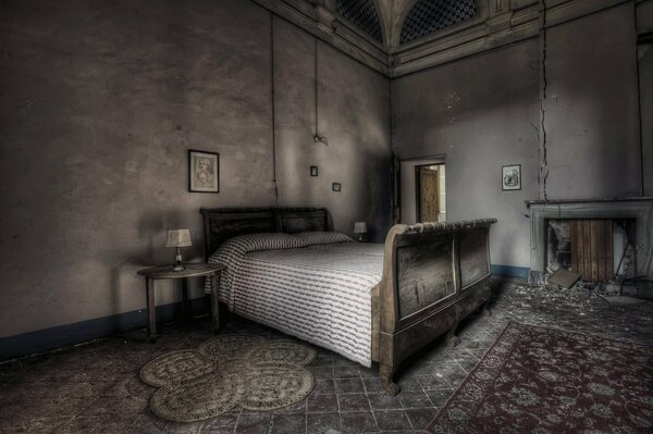 Łóżko w mrocznym pokoju w odcieniach brązu