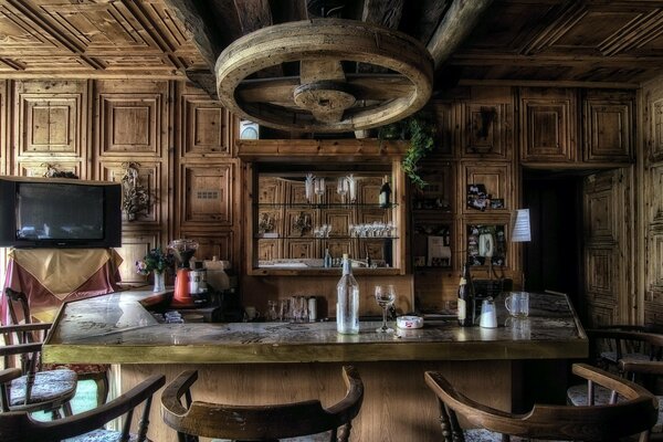 Interior de madera de un pequeño Bar con TV