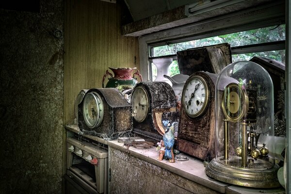 Alte Uhr in einem verlassenen Haus