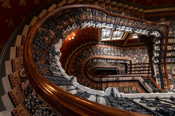 Long ancien escalier dans le bâtiment