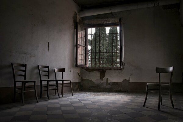 Chaises dans une Comnène abandonnée avec fenêtre