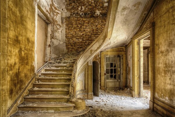 Bel escalier dans un manoir abandonné