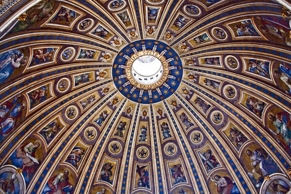 Cúpula desde el interior de la Catedral de San Pedro