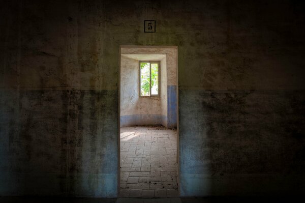 Un edificio sombrío con una ventana para un día soleado