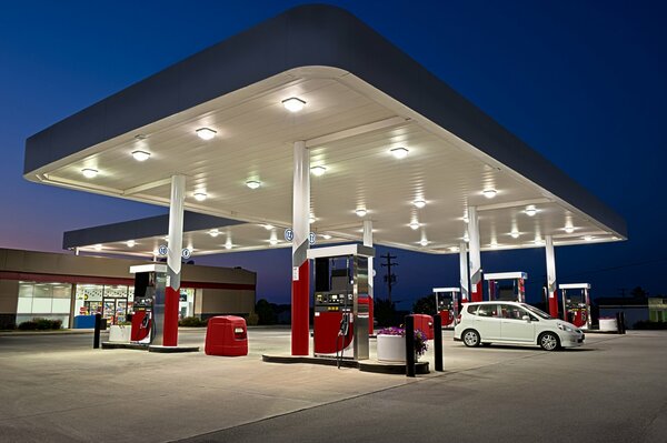 Noche en una gasolinera con un coche solitario