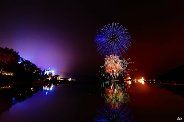 Rzeka nocą, fajerwerki, piękne światła nad jeziorem