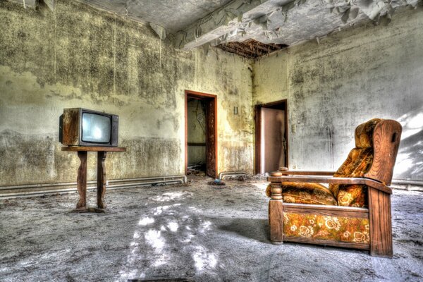 A room with a telephone view and an armchair, without wallpaper