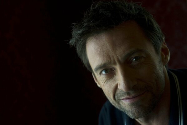 Le célèbre acteur Hugh Jackman sur fond sombre