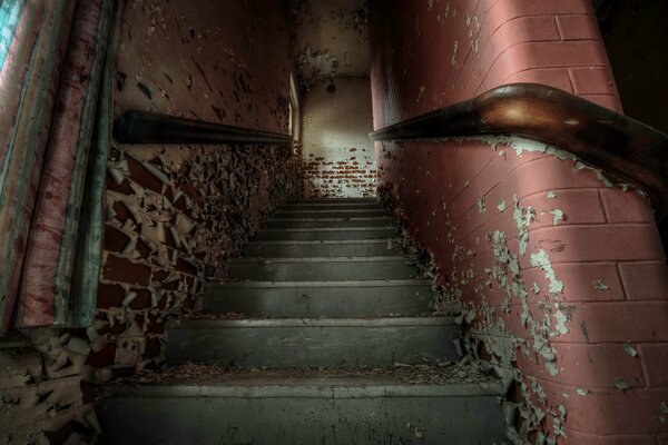 Treppe nach oben mit umgestürzten Wänden