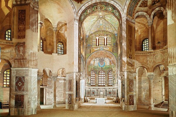 Diseño elegante interior del templo