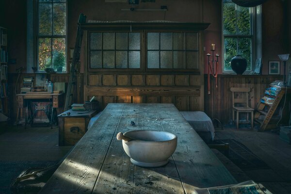 Mesa de madera en una casa antigua