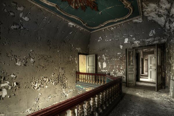 Shabby walls along the stairs