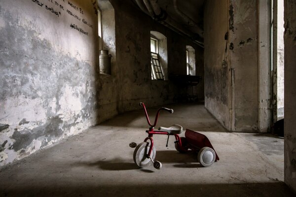 Bicicleta en interiores con paredes viejas