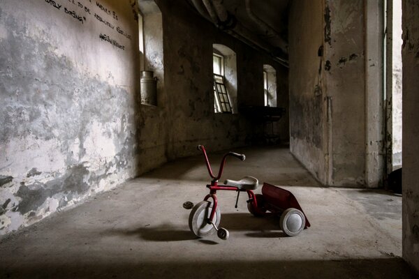 Vélo à l intérieur avec de vieux murs