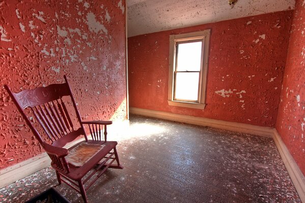 Habitación antigua totalmente en tonos rojos