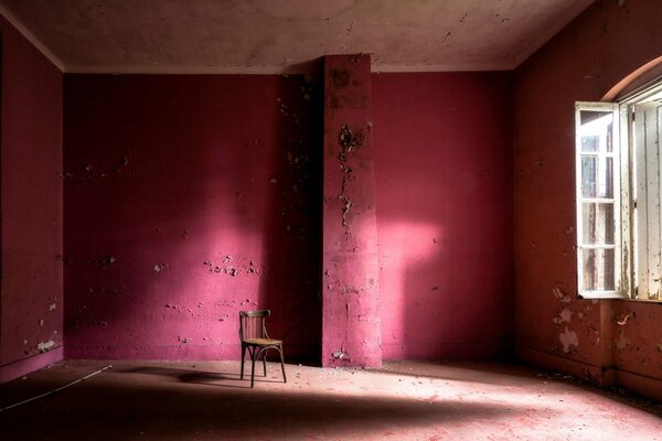 Rotes Zimmer mit Fenster und Stuhl