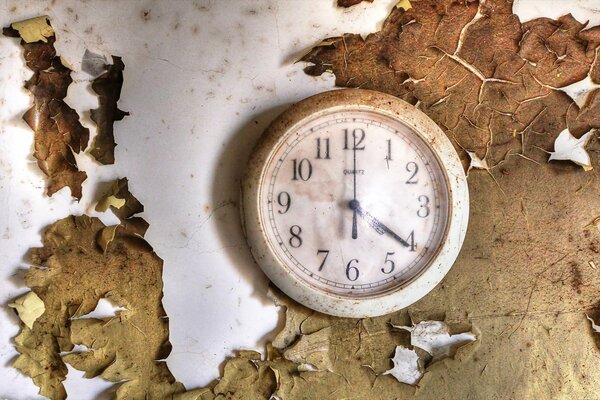 Horloge sur les murs bordés