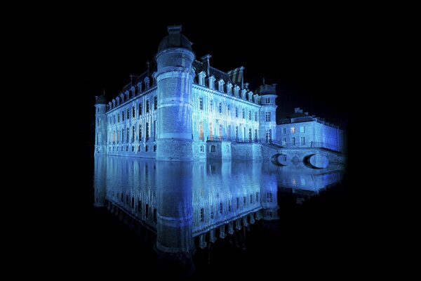 Reflection of the castle in the water at night