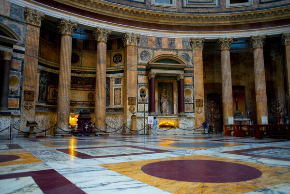 Salón de mármol con columnas y estatua