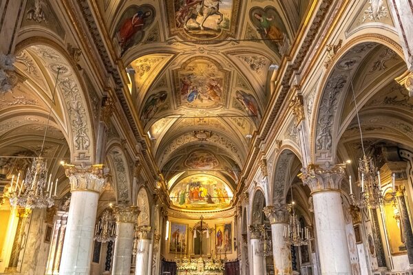 Церковь сан-мартино с колоннами и росписью потолка