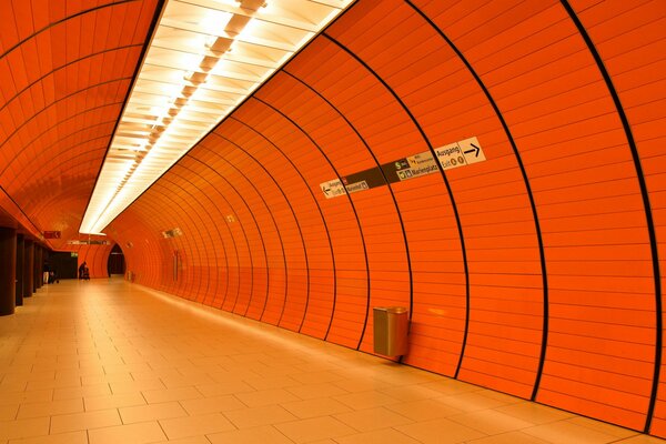 Orangefarbene moderne U-Bahn-Station in München