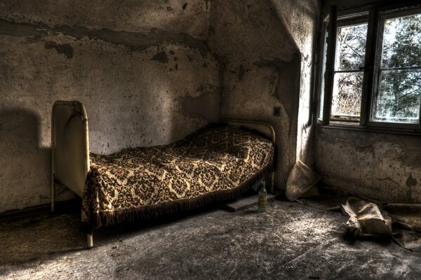 Stare łóżko w pustym domu