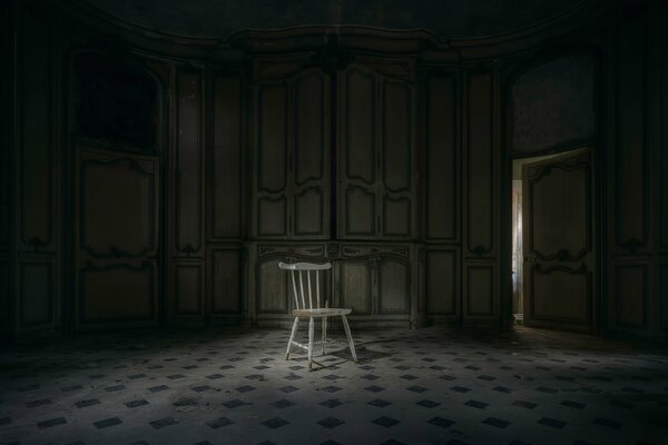 Salle sombre salle avec chaise