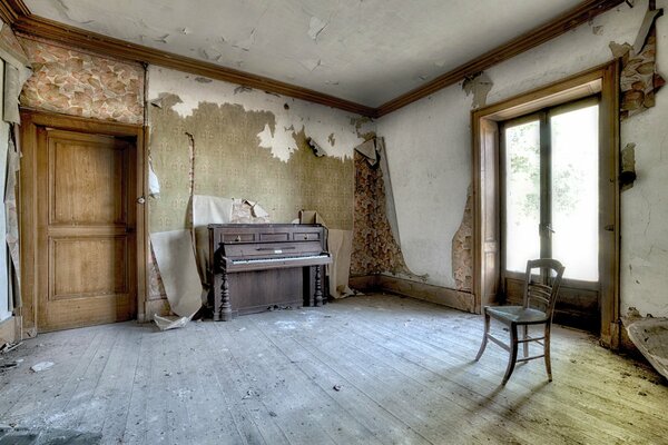 Casa abandonada con un piano antiguo