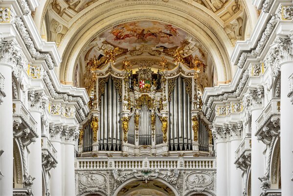 Organy w wielkiej sali kościoła