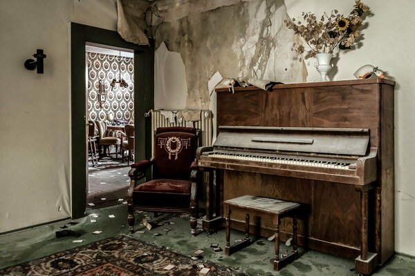 Piano antique dans une maison en ruine