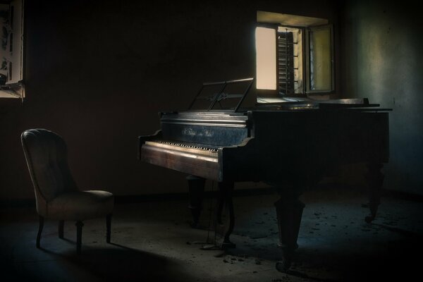 Ciemny pokój, fortepian i krzesło