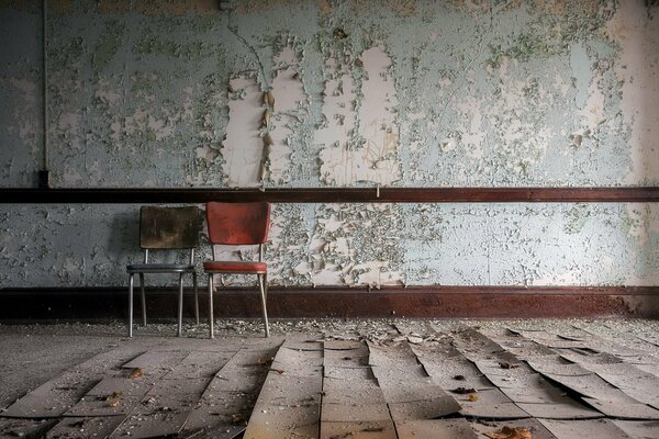 Deux chaises dans une pièce abandonnée