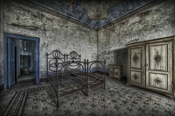 Vieille chambre abandonnée avec lit