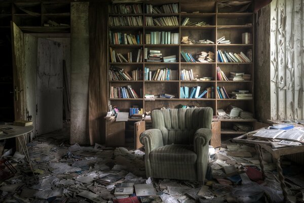 Bibliothèque abandonnée avec des livres éparpillés et une vieille chaise