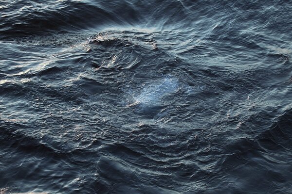 Imagen de las olas en el lago creando un embudo a partir de las olas