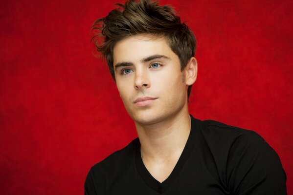 Portrait de Zach Efron en tenue noire