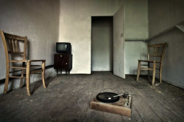 Un gramophone cassé dans une vieille salle de télévision