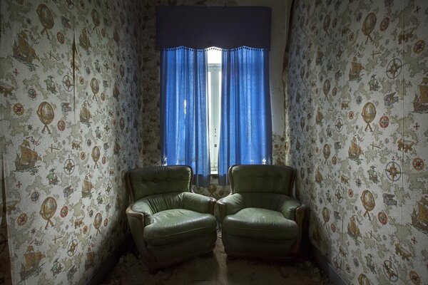 Habitación estrecha y oscura con papel tapiz azul