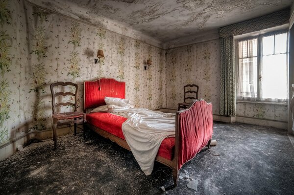 Cama en una habitación antigua con ventana